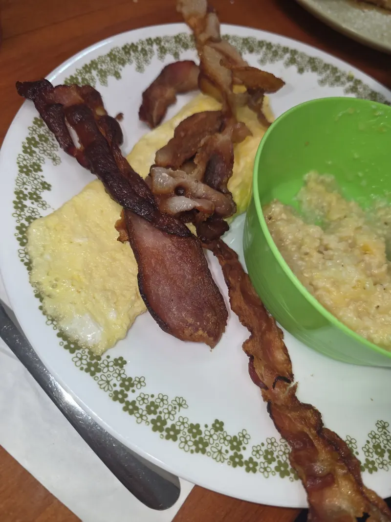 Bacon, eggs & grits